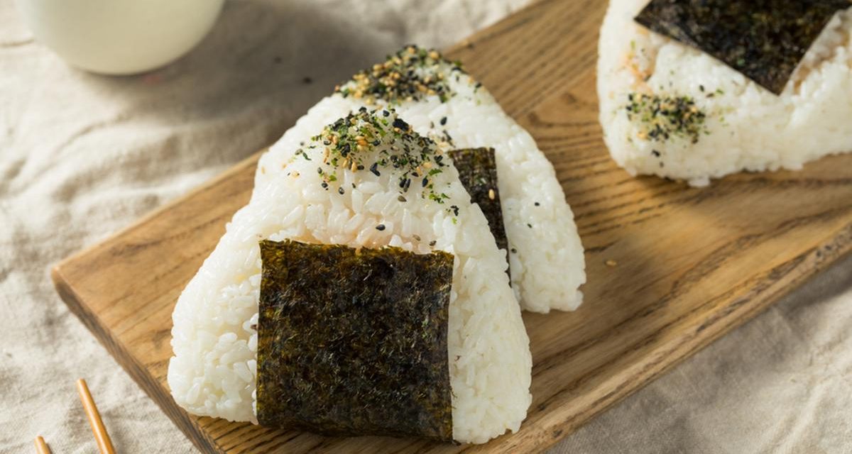 Onigiri Nusantara: Sarapan Praktis Isi Rendang Dan Ayam Geprek