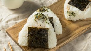 Onigiri Nusantara: Sarapan Praktis Isi Rendang Dan Ayam Geprek