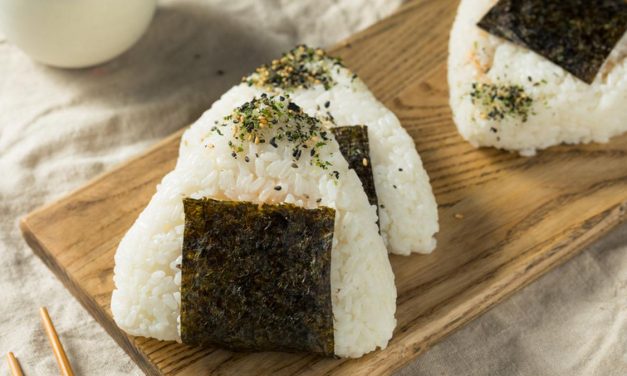 Onigiri Nusantara: Sarapan Praktis Isi Rendang Dan Ayam Geprek