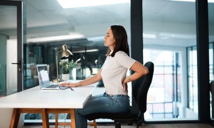 Bahaya Terlalu Lama Duduk Saat WFH Dan Cara Mengatasinya