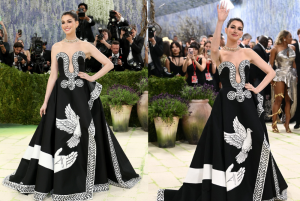 Anne Hathaway Pukau Met Gala Dengan Gaun Lukis Tangan