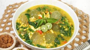 Kapurung Luwu Raya: Olahan Sagu Kenyal Kuah Ikan Kuning