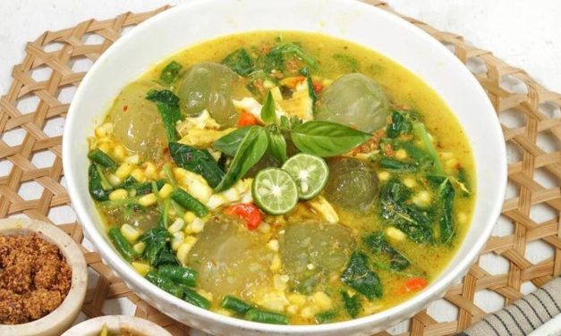 Kapurung Luwu Raya: Olahan Sagu Kenyal Kuah Ikan Kuning
