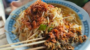 Rahasia Kelezatan Lontong Balap Pak Gendut Yang Melegenda