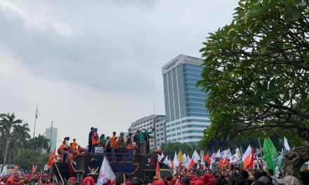 Aksi Demo Buruh Di Gedung DPR Buat Jalur Protokol Macet Total