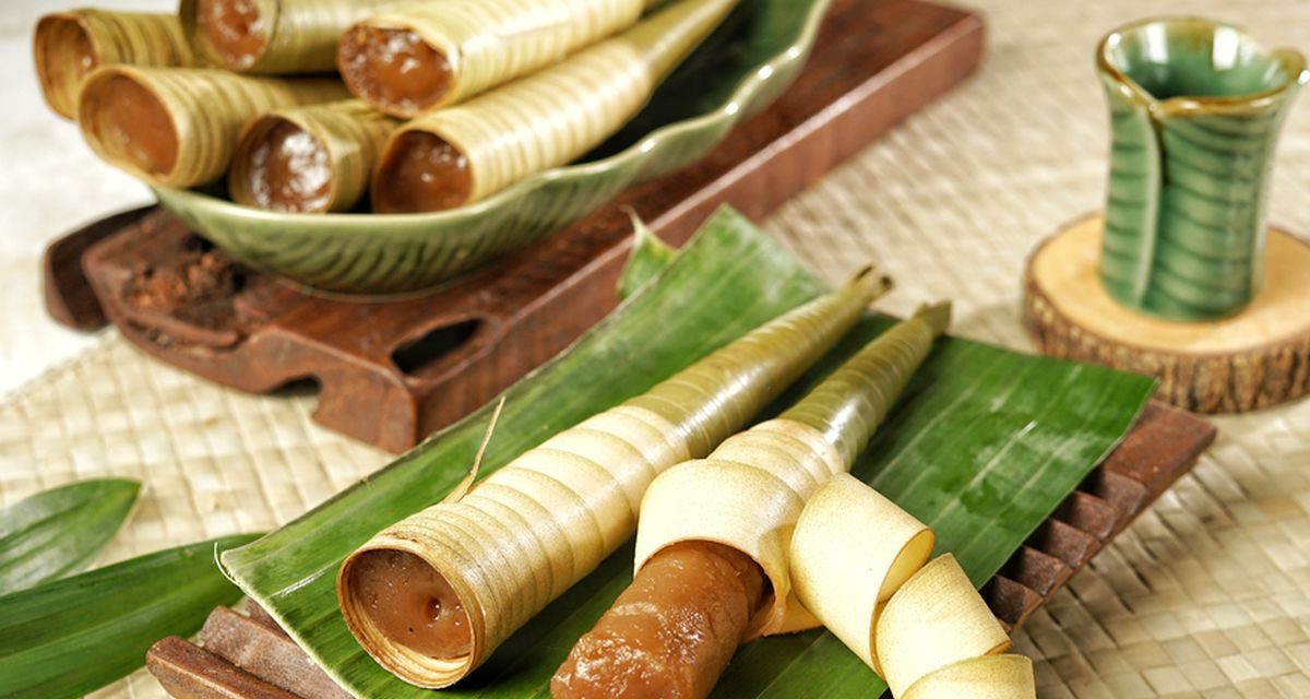 Menikmati Kue Clorot Purworejo Yang Harus Didorong Keluar