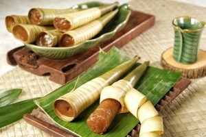Menikmati Kue Clorot Purworejo Yang Harus Didorong Keluar