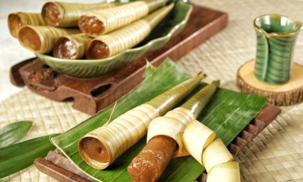 Menikmati Kue Clorot Purworejo Yang Harus Didorong Keluar