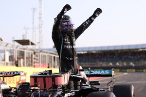 Lewis Hamilton Nangis Haru Usai Rebut Pole Position Di Kandang