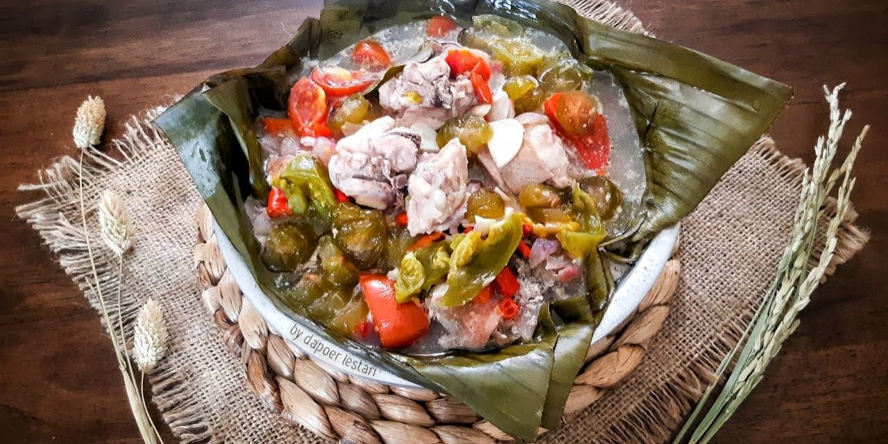 Garang Asem Ayam Kudus: Ayam Kampung Kukus Daun Pisang