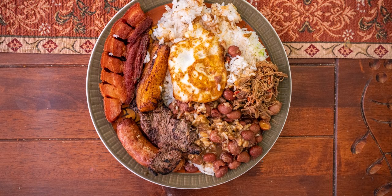 Bandeja Paisa Kolombia: Piringan Jumbo Berisi Chicharrón