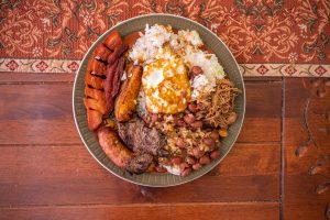 Bandeja Paisa Kolombia: Piringan Jumbo Berisi Chicharrón