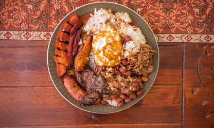 Bandeja Paisa Kolombia: Piringan Jumbo Berisi Chicharrón
