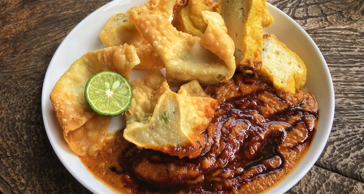 Menjajal Batagor Khas Bandung Dengan Saus Kacang Dan Limau