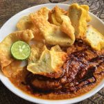 Menjajal Batagor Khas Bandung Dengan Saus Kacang Dan Limau