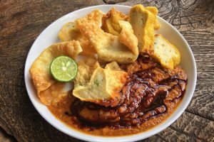 Menjajal Batagor Khas Bandung Dengan Saus Kacang Dan Limau