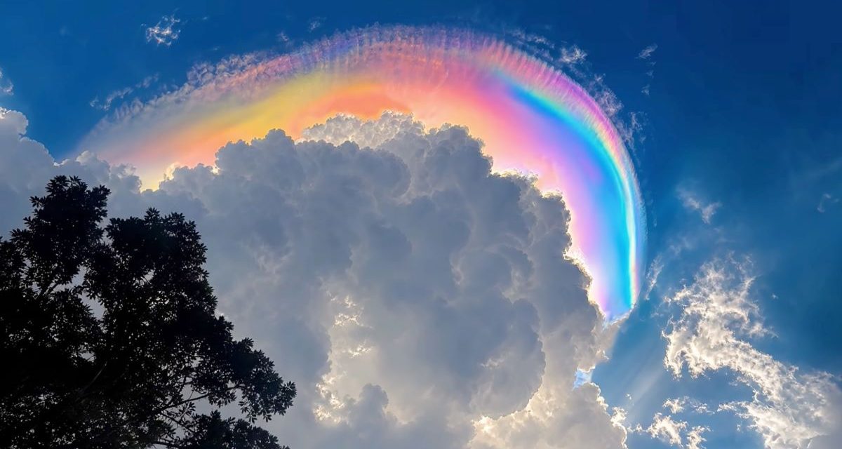 Fenomena ‘Awan Pelangi’ Di Gunung Rinjani Bikin Netizen Takjub